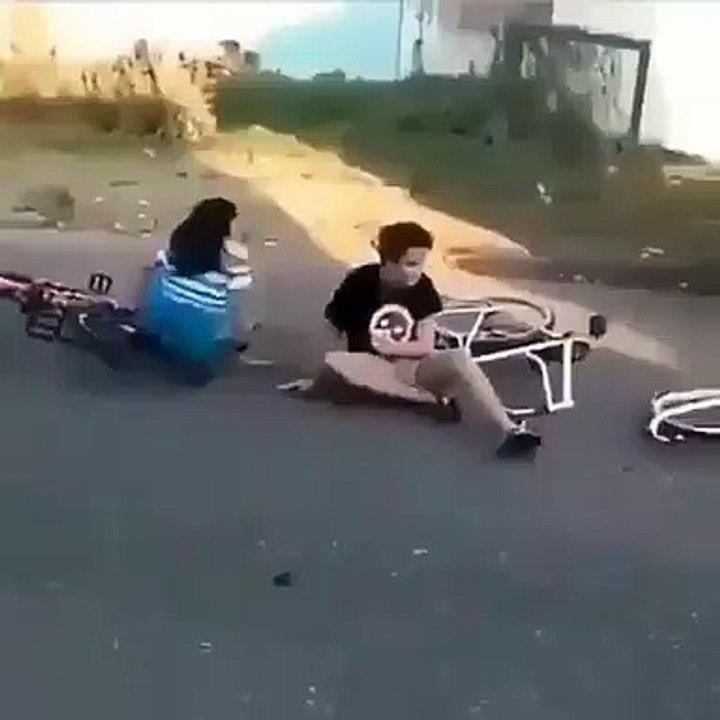 Ces deux enfants se sont brutalement heurtés avec leurs vélos