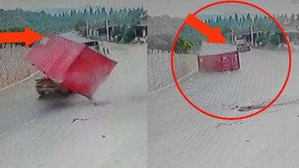 Faciadan dönüldü... Tır konteynerı yola savruldu!