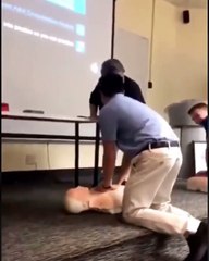 Massage cardiaque sur un mannequin