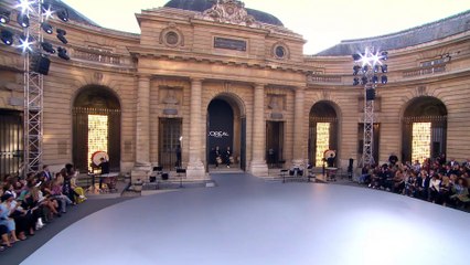 Camila Cabello y Eva Longoria, entre otras, desfilan para L'Oreal