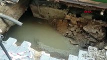 Ortaköy'de kumpircilerin olduğu yerin altından geçen kanal çöktü