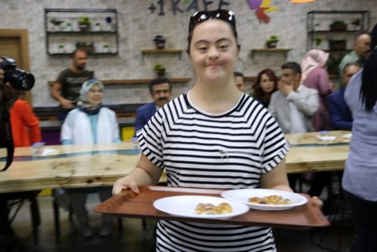 Bu kafenin tüm çalışanları down sendromlu bireyler