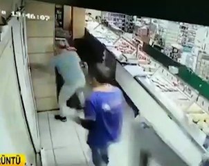 İstanbul'da depremden kaçarken kapıyı söktüler