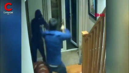 Evine giren hırsızlara meydan dayağı çekti!