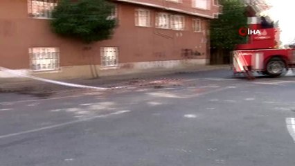 Binanın bacasından kopan parçalar aracın üzerine düştü