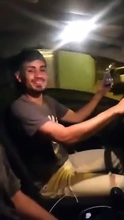 Un jeune homme se fait voler son téléphone en conduisant