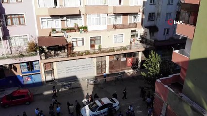 Kartal Orhantepe'de bir binada deprem sonrası çatlaklar meydana geldi. Bina belediye ekiplerince tahliye edildi.
