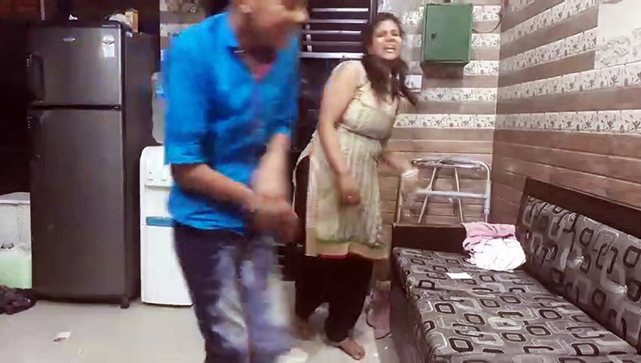 Piggyback_ride_and_front_lift_boy_and_girl(480p)