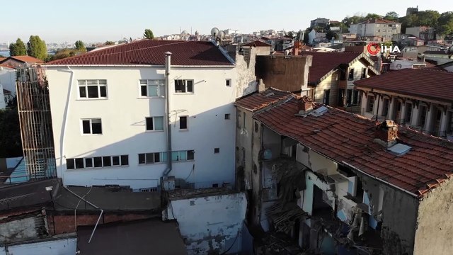 Fatih’te zarar gören tarihi binalar kontrollü bir şekilde yıkıldı