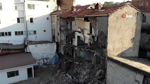 Fatih'te zarar gören tarihi binalar kontrollü bir şekilde yıkıldı