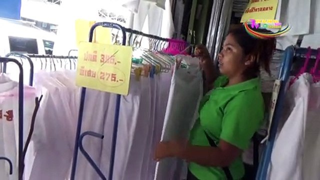 ร้านขายเสื้อผ้าเจในตลาดสดเทศบาลนครตรังจัดโปรโมชั่นลดแถมแจกแถมเพื่อกระตุ้นยอดขายในช่วงเทศกาลถือศีลกินเจประจำปี 2562