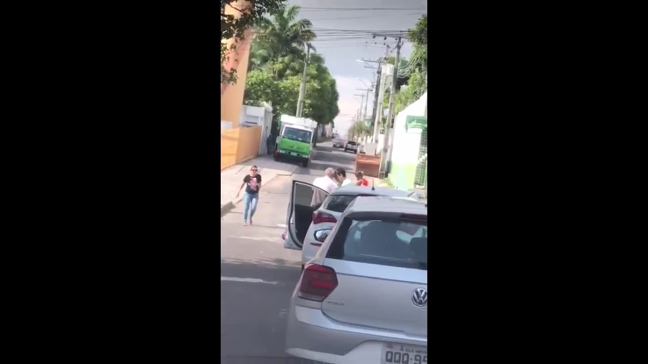 Motociclista consola idoso após ele bater em sua moto