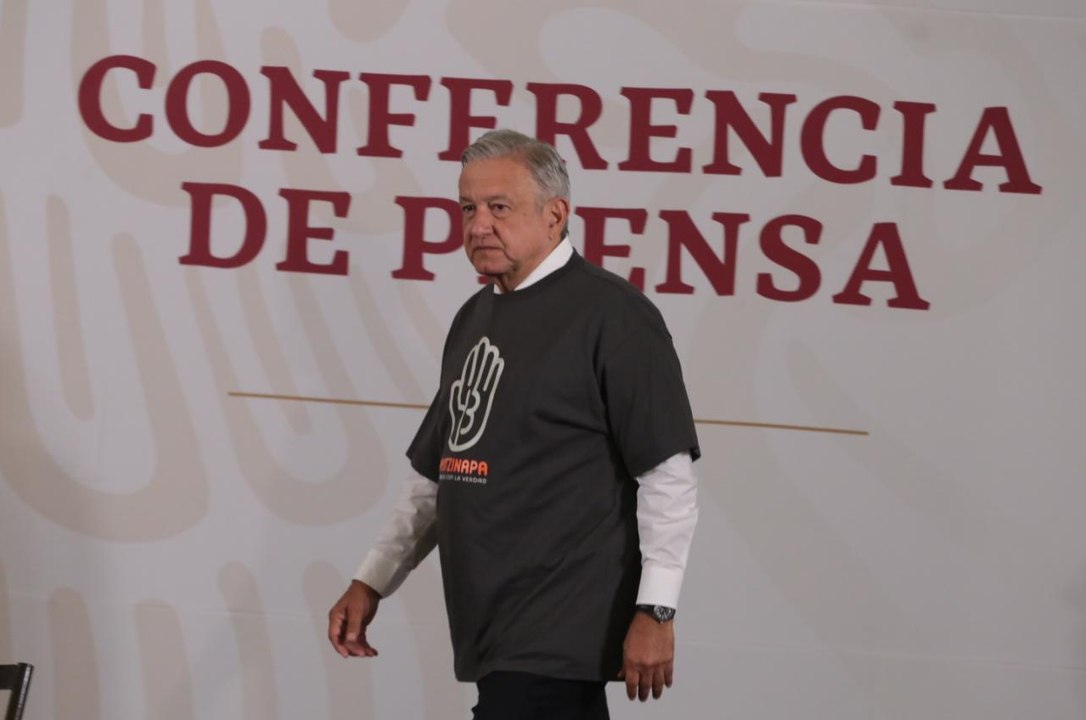 AMLO usa playera alusiva a Ayotzinapa