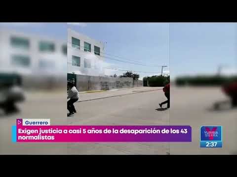Padres de los 43 normalistas de Ayotzinapa atacan el Palacio de Justicia de Iguala | Yuriria Sierra