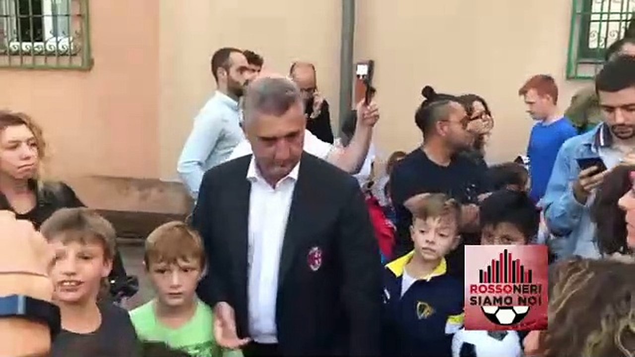 Massaro posa con i piccoli tifosi