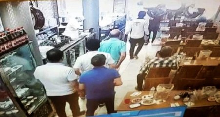 Lokantada depreme yakalanan vatandaş herkes kaçarken yemeğine devam etti