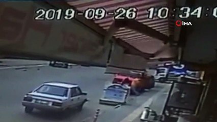 Otomobil kontrolden çıktı, binanın duvarına böyle çarptı