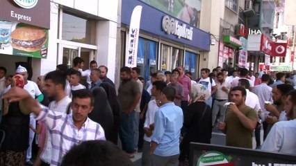 Bedava döner için yüzlerce kişilik kuyruk oluştu