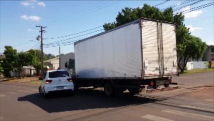 Carro e caminhão se envolvem em acidente no Bairro Brasília