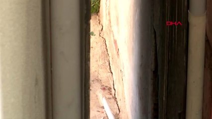 Kağıthane'de bir bina depremin etkisiyle yanındaki binaya yaslandı