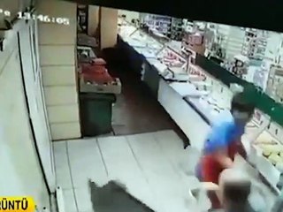 İstanbul'da depremden kaçarken kapıyı söktüler