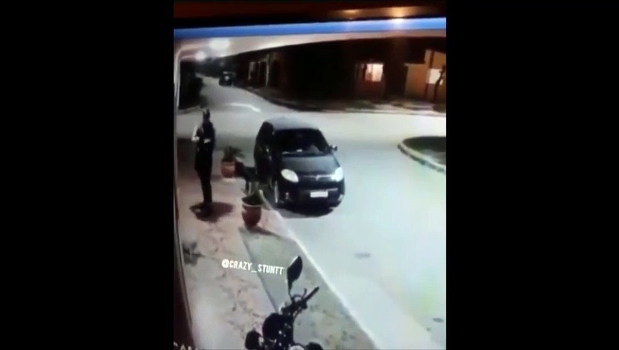 Il braque un homme en pleine rue et se rend compte que c'est son pote