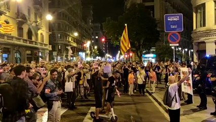 Manifestantes en Barcelona protestan ante la Jefatura de Policía