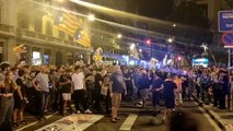 Manifestantes en Barcelona corean 