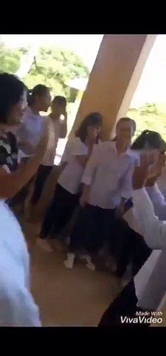 Cô giáo và đám học trò xếp hàng dài chỉ để làm việc này trước khi bước vào tiết học