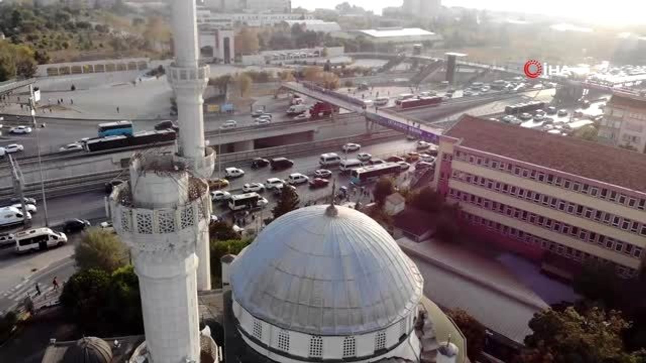 Avcılar'da bir kısmı yıkılan minarenin enkazı kaldırıldı