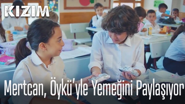 Mertcan, Öykü'yle yemeğini paylaşıyor