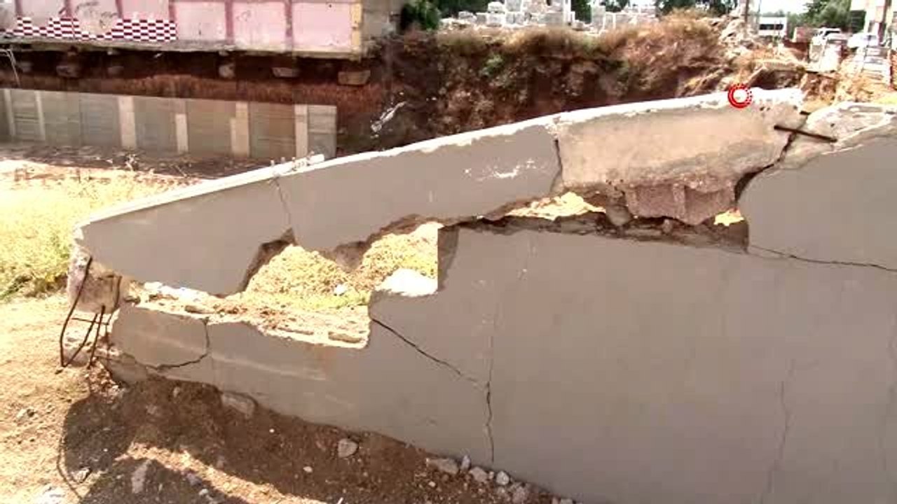 İnşaat çalışmasında lüks apartmanın istinat ve avlu duvarı yıkıldı