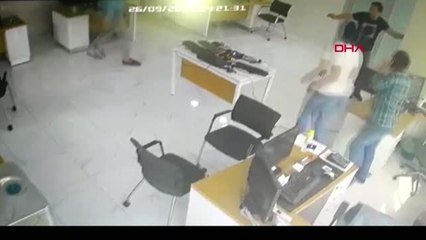 Sultangazi'de deprem sırasında kolonları tuttular