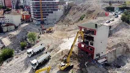 Kağıthane'de 22 Nisan'da istinat duvarının yıkılması sonucu oluşan toprak kayması nedeniyle riskli olarak belirlenen binanın kontrollü yıkımı yapılıyor.