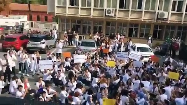 İÜ Diş Hekimliği Fakültesinde öğrenciler eylemde: Mezar taşı değil diploma istiyoruz