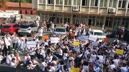 İÜ Diş Hekimliği Fakültesinde öğrenciler eylemde: Mezar taşı değil diploma istiyoruz