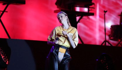 Angèle arbore une tenue très osée lors d’un défilé de mode ETAM à Paris