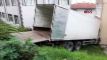 Zonguldak freni boşalan kamyon evin içine girdi