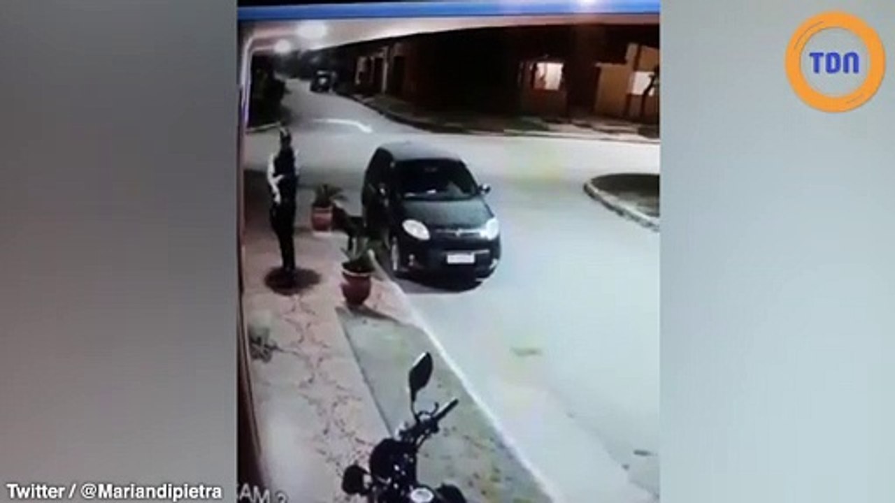 Il braque un homme mais lorsqu'il se rend compte que c'est son ami, il s'en va tout naturellement