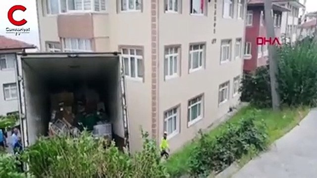 Freni boşalan kamyon evin içine girdi