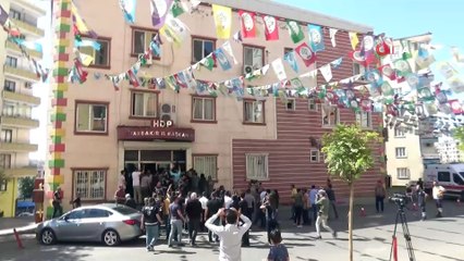 HDP’ye tepki gösteren aileler, parti binasına girmek istedi