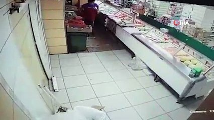 Sosyal medya bu adamı konuşuyor... Depremden çayıyla kaçarken kapıyı kırdı