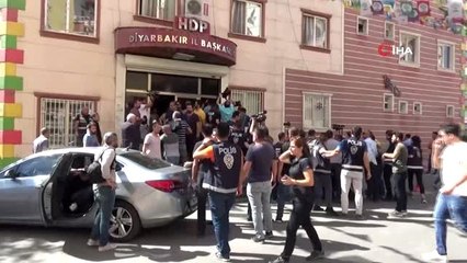 HDP'ye tepki gösteren aileler, parti binasına girmek istedi