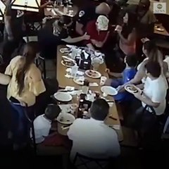 Nefes borusuna yemek kaçan yaşlı kadını kurtaran polis gündem oldu