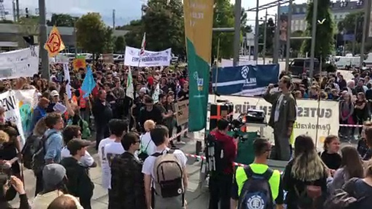 Jubel bei Earth Strike Praterstern