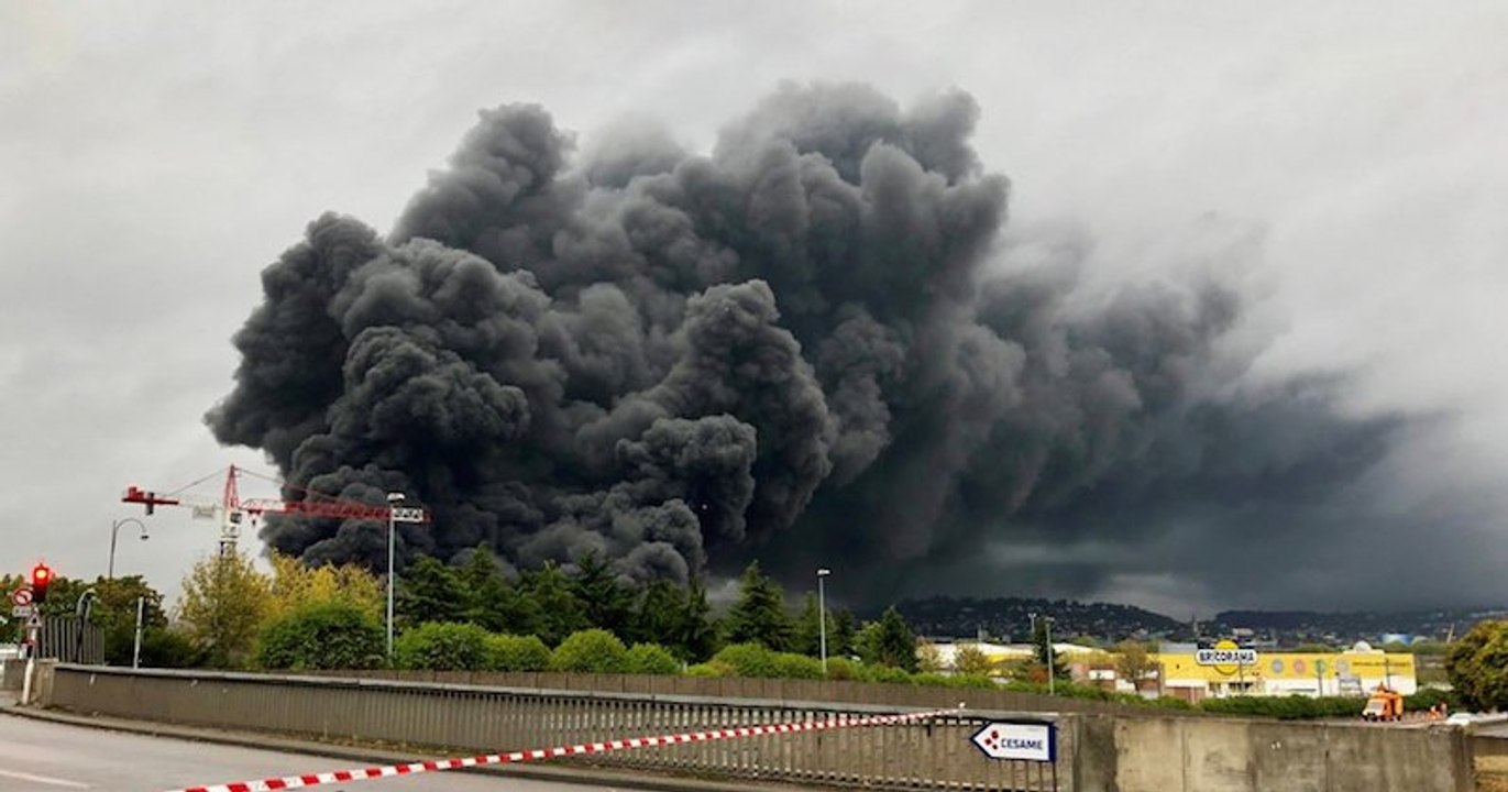 Rouen : l'incendie est éteint mais la dangerosité du nuage de fumée inquiète les habitants