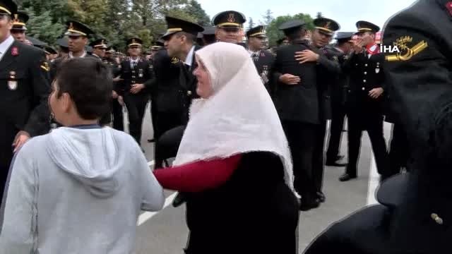 Yüzlerce asker arasında gözyaşlarıyla Ali sini aradı.