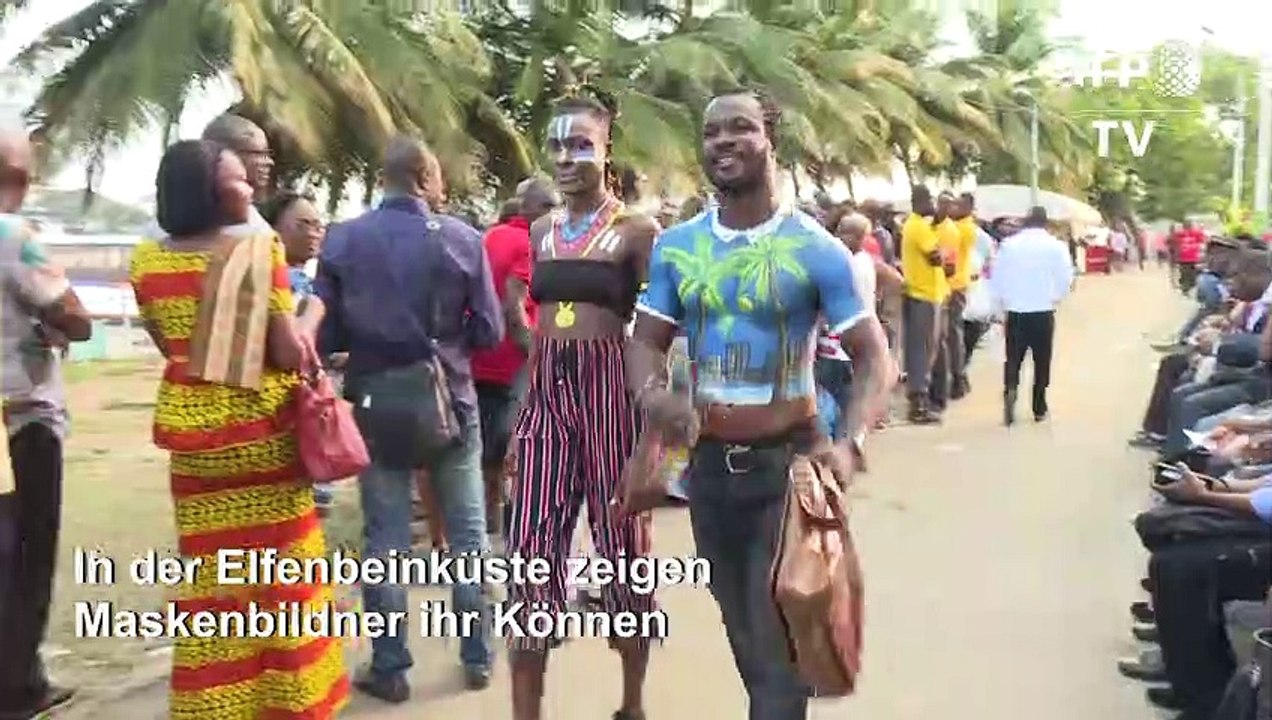 Body-Painting in der Elfenbeinküste