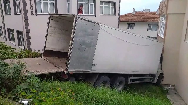 Yokuşta freni boşalan kamyon evin duvarına çarptı - ZONGULDAK