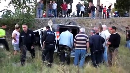 Ters dönen araçta sıkışan sürücü güçlükle çıkarıldı